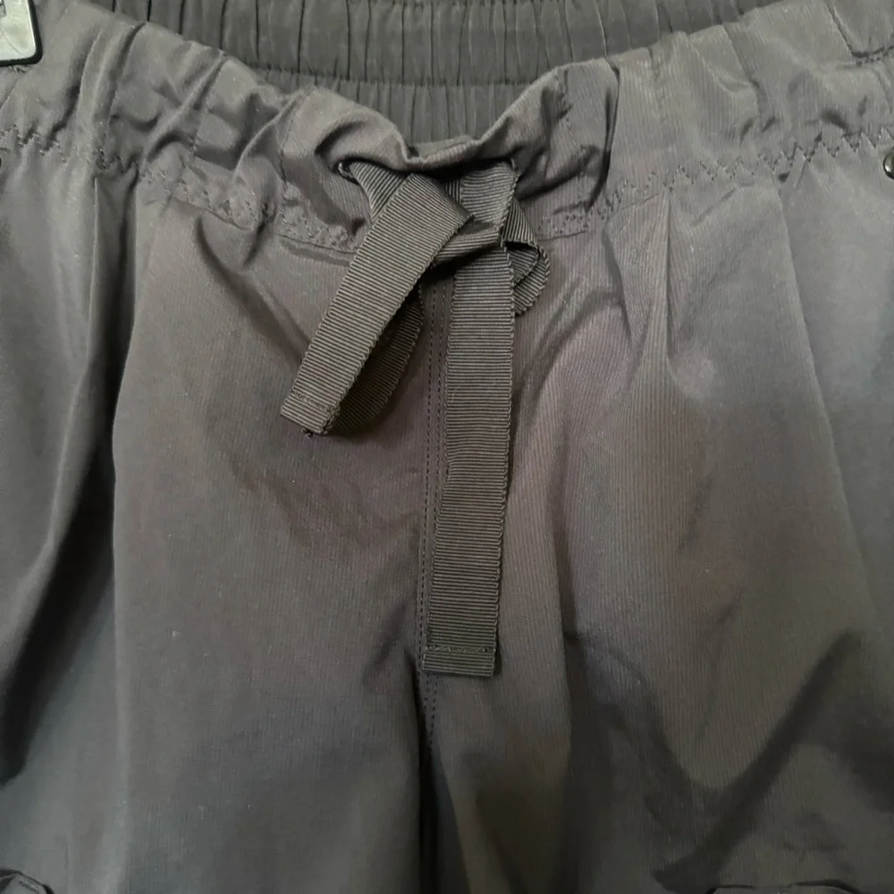 Lululemon Spring Break Away Black Shorts Size 8 - Picture 3 of 8